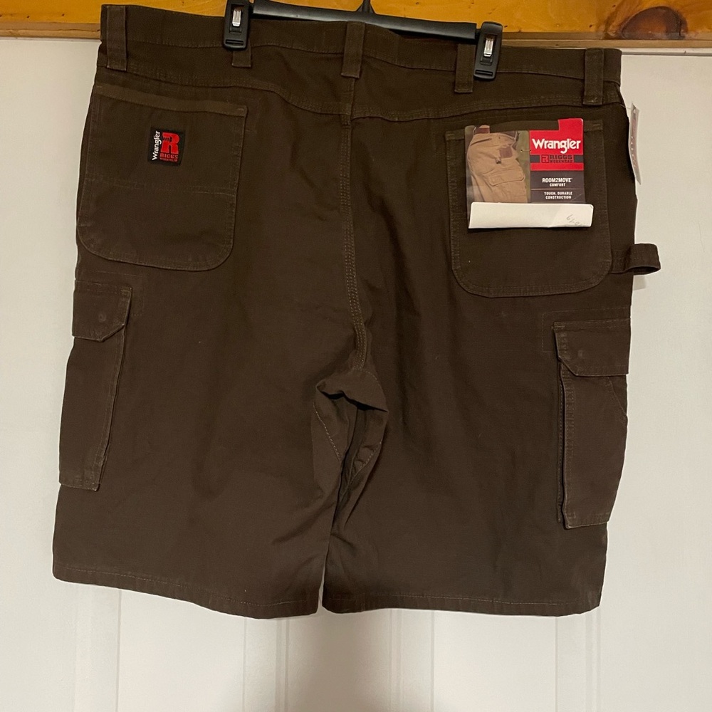 Wrangler Dark Brown Cargo Shorts, Sz 44, NWT - Picture 2 of 5